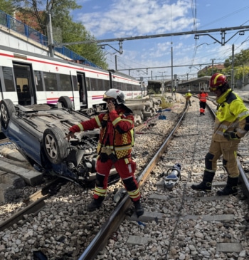Un coche se precipita seis metros a las vías de Cercanías en [...]