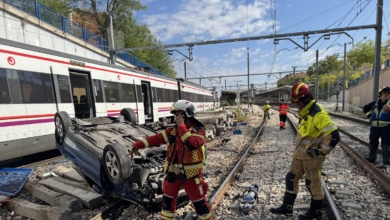 Un coche se precipita seis metros a las vías de Cercanías en Madrid y causa cortes en la C5