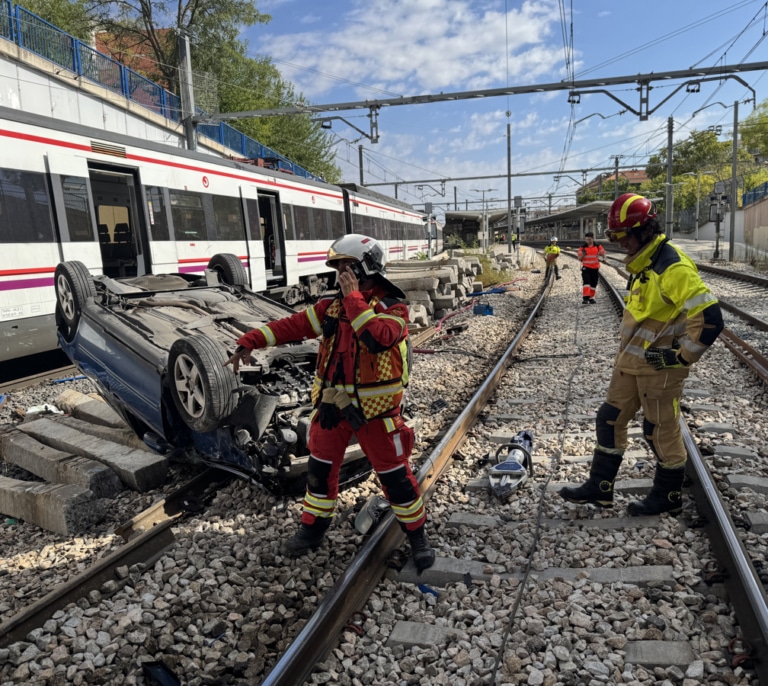 Un coche se precipita seis metros a las vías de Cercanías en Madrid y causa cortes en la C5