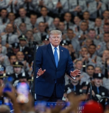 Trump amenaza con bombardear "sin piedad" Omán si se interpone en el [...]