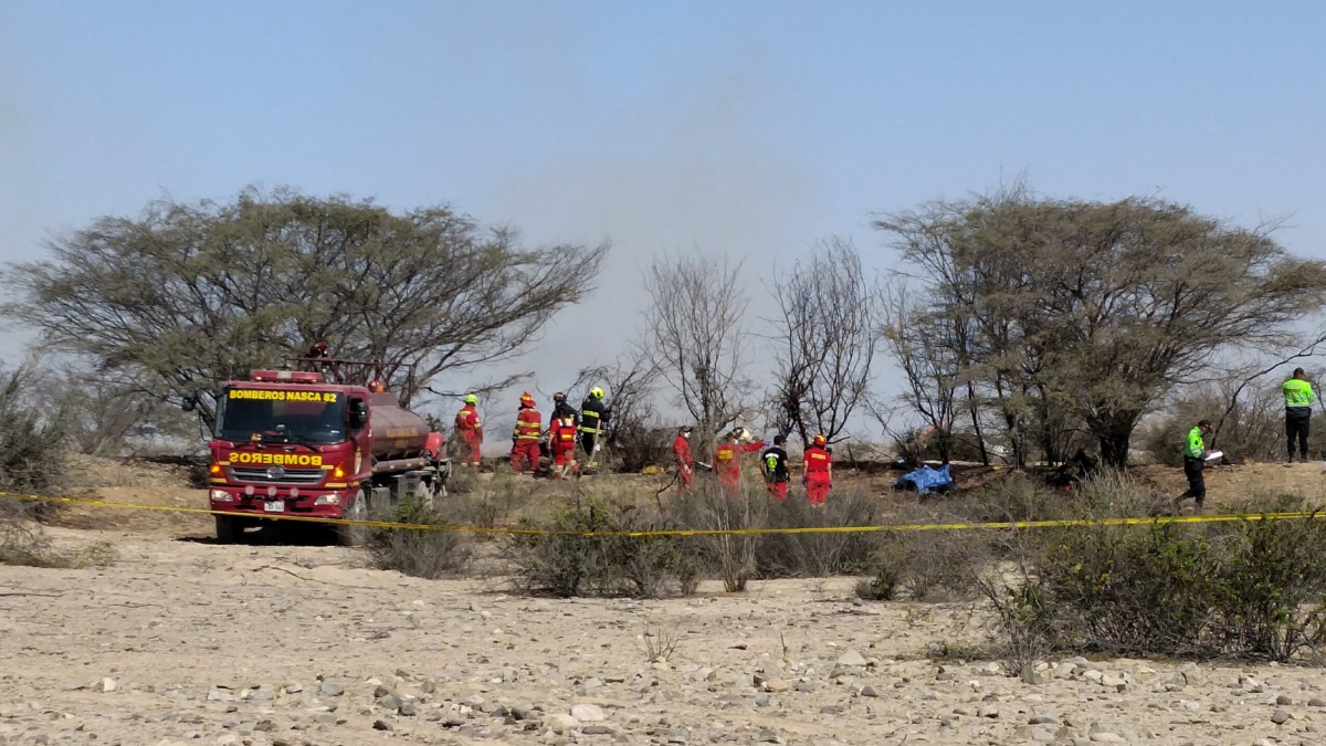 Integrantes de los Bomberos de Nazca operan en la zona donde una avioneta que sobrevolaba sobre las Líneas de Nazca se estrelló.