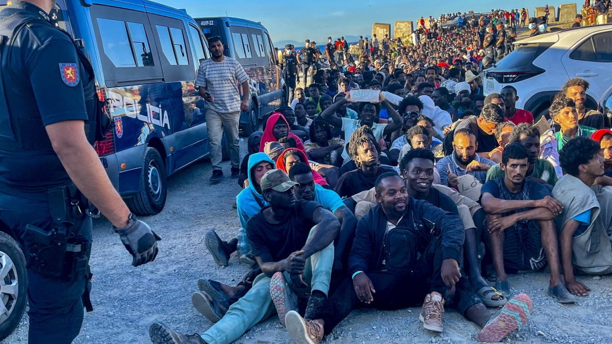 Hombres acogidos en un centro de Ceuta tras cruzar la frontera con Marruecos.