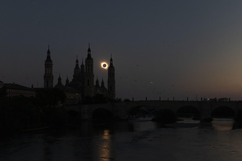 ZARAGOZA, 12/08/2026.- Vista del eclipse solar en Zaragoza, este miércoles. EFE/ Javier Belver