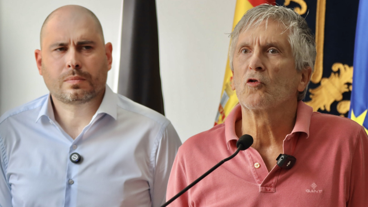 El ministro del Interior, Fernando Grande-Marlaska (d), comparece en la Delegación del Gobierno de Ceuta.