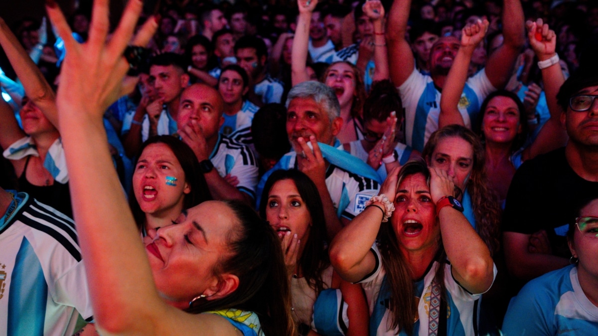 Aficionados argentinos durante la final con España