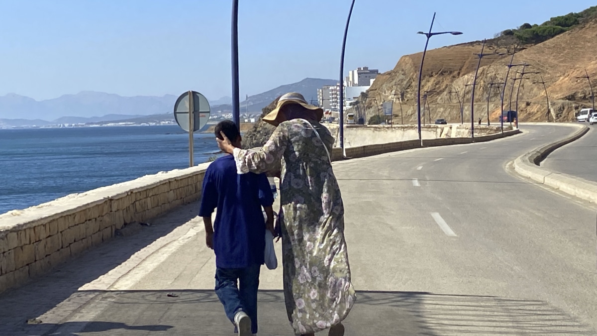 Una madre en Castillejos recibe a su hijo que acaba de volver de Ceuta.