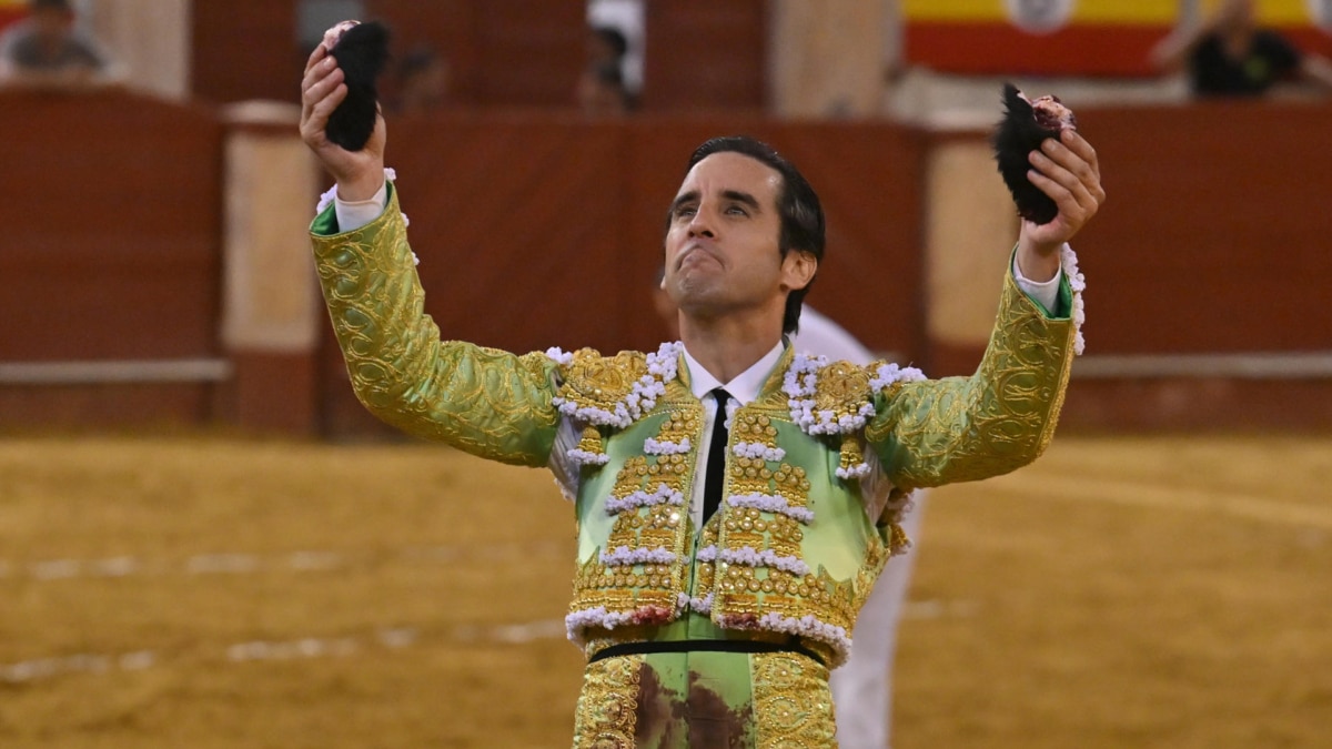 Juan Ortega, con las dos orejas del quinto en Almería.