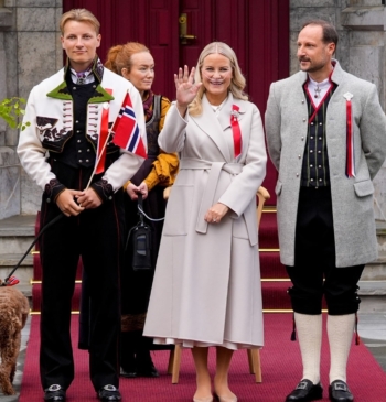 El príncipe Sverre Magnus, la princesa Mette-Marit y el príncipe Haakon de Noruega, el pasado 17 de mayo durante la fiesta nacional noruega.