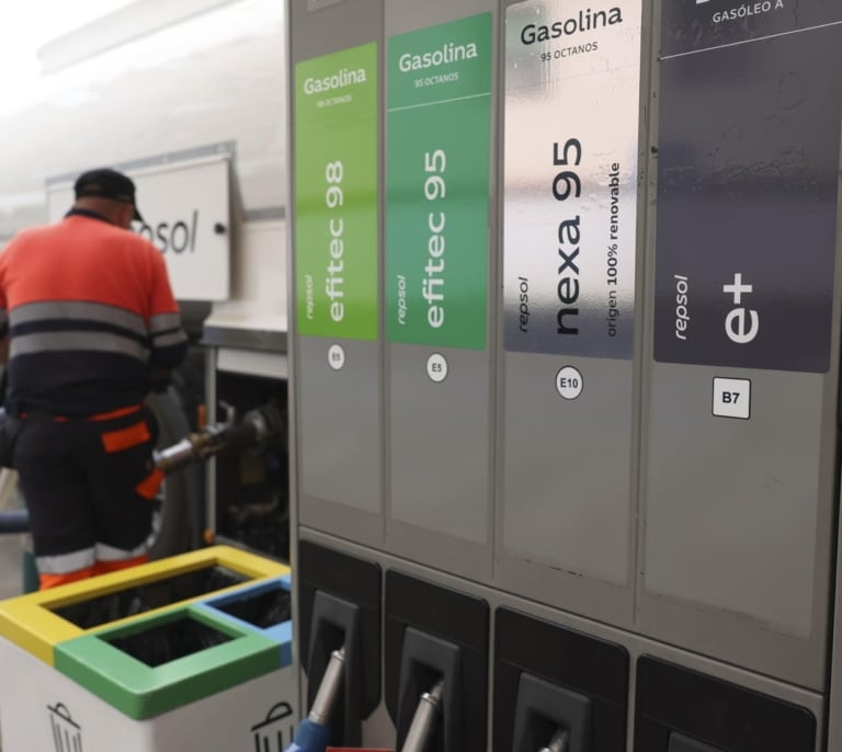 Llenar el depósito ya supera los 100 euros en plena operación de tráfico de agosto