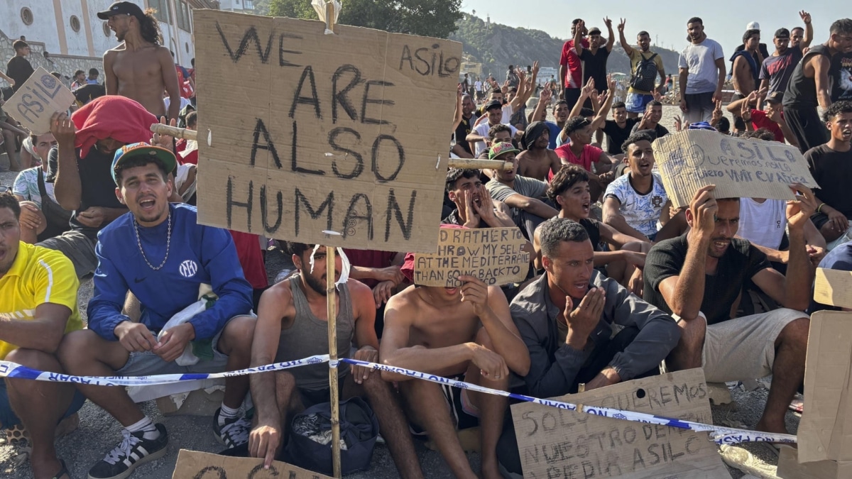 Más de un centenar de inmigrantes acampados en la playa del Trampolín, Ceuta.