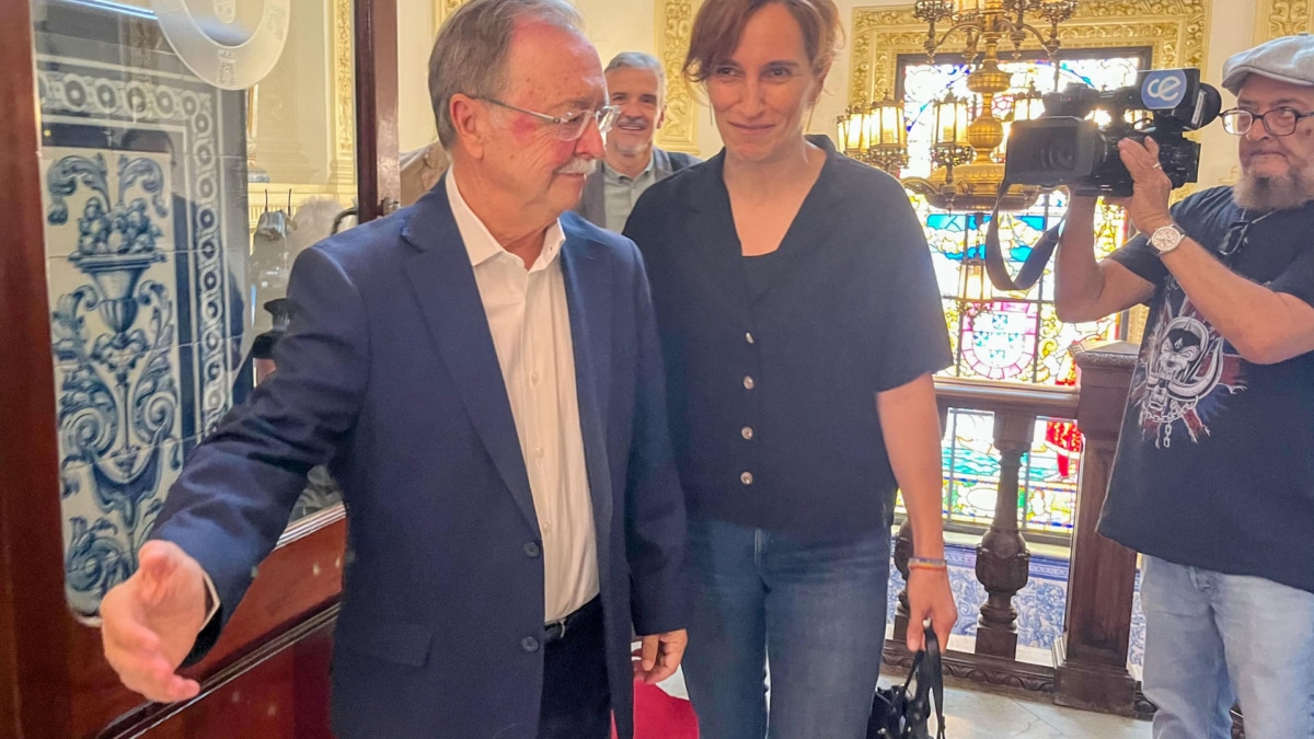 Mónica García, abucheada por vecinos de Ceuta, niega que la sanidad de la ciudad esté colapsada