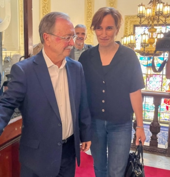 Mónica García, abucheada por vecinos de Ceuta, niega que la sanidad de [...]