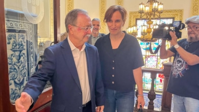 Mónica García, abucheada por vecinos de Ceuta, niega que la sanidad de la ciudad esté colapsada