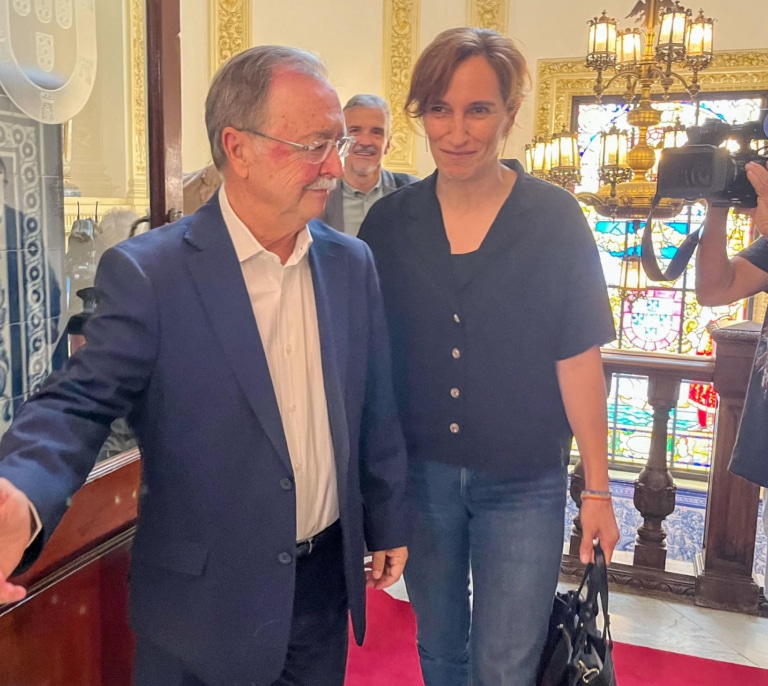 Mónica García, abucheada por vecinos de Ceuta, niega que la sanidad de la ciudad esté colapsada