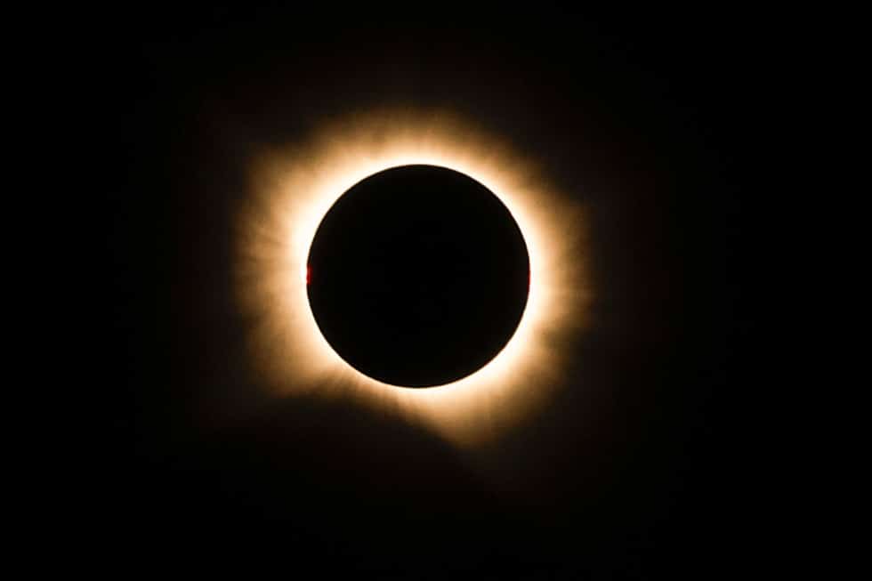 MADRID, 12/08/2026.- Un eclipse de Sol ofrece vistas memorables desde muchos lugares, pero verlo a 11.000 metros de altitud desde un avión de Iberia brinda además una fase de totalidad más larga que en cualquier otro sitio de España y la posibilidad de hacer ciencia a bordo.- EFE/Chema Moya