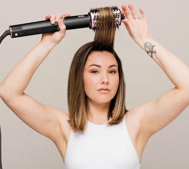 Ondas, rizos o alisado perfecto: consigue los mejores peinados del verano con este moldeador multifunción en oferta