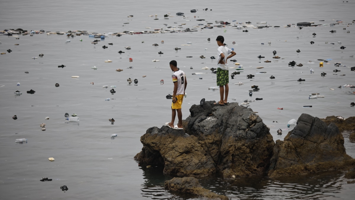 Varios migrantes intentan cruzar a nado la frontera, a 31 de julio de 2026, en Ceuta (España).