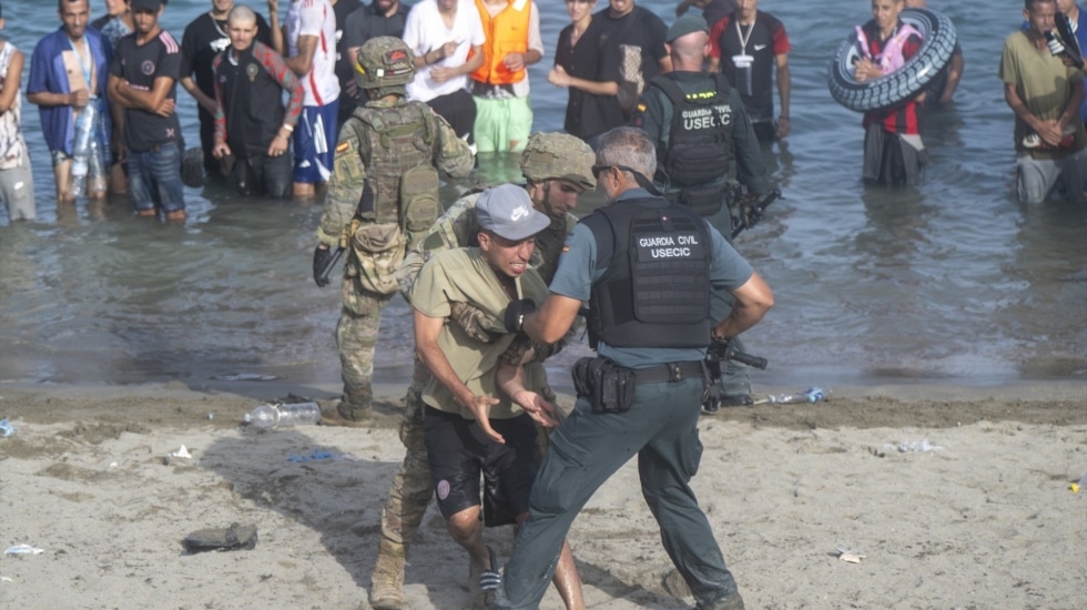 Defensa cancela todos los permisos a los militares ante el temor de una nueva entrada masiva en Ceuta