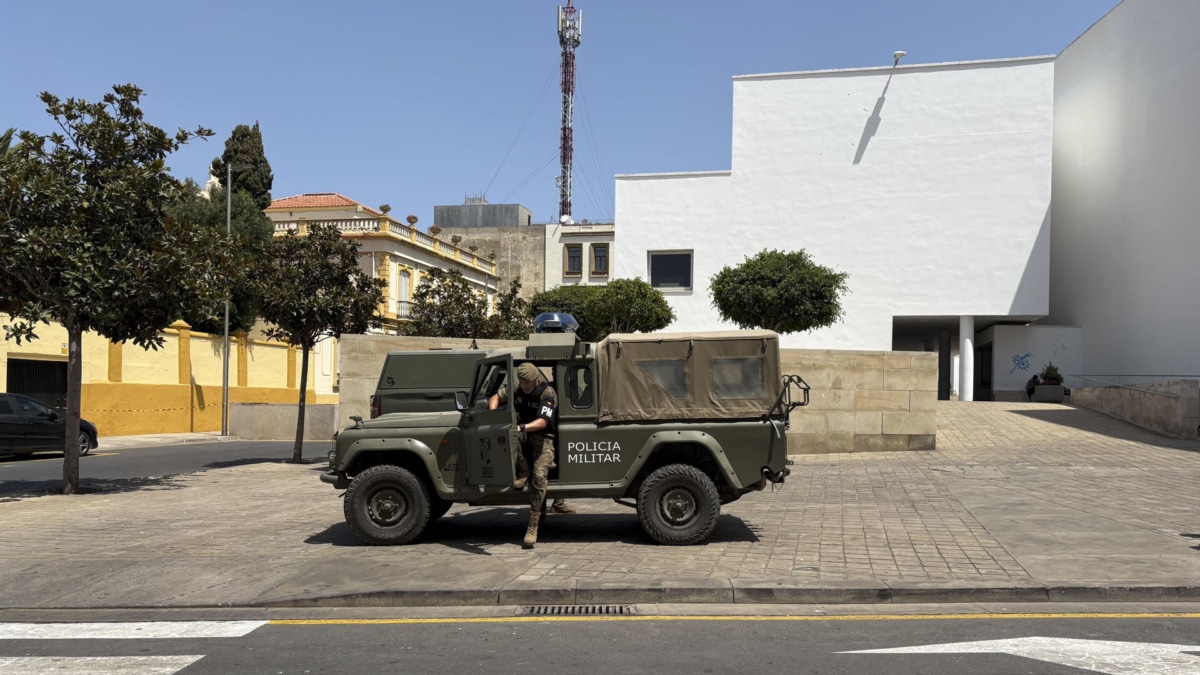 Un vehículo de Policía Militar en Ceuta, el lunes pasado.