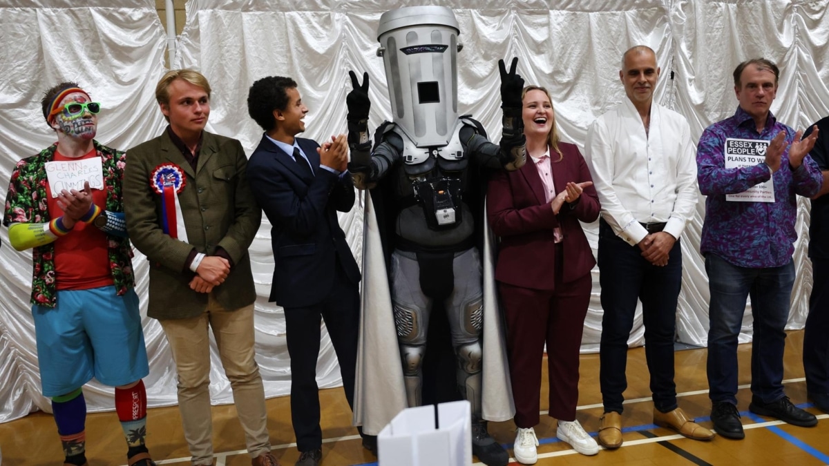 El Conde Cara de Basura, en el centro, celebra su segundo puesto en las elecciones por el escaño de Clacton.
