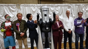 Farage recupera su escaño en Clacton pero el Conde Cara de Basura queda segundo con el 27% de los votos