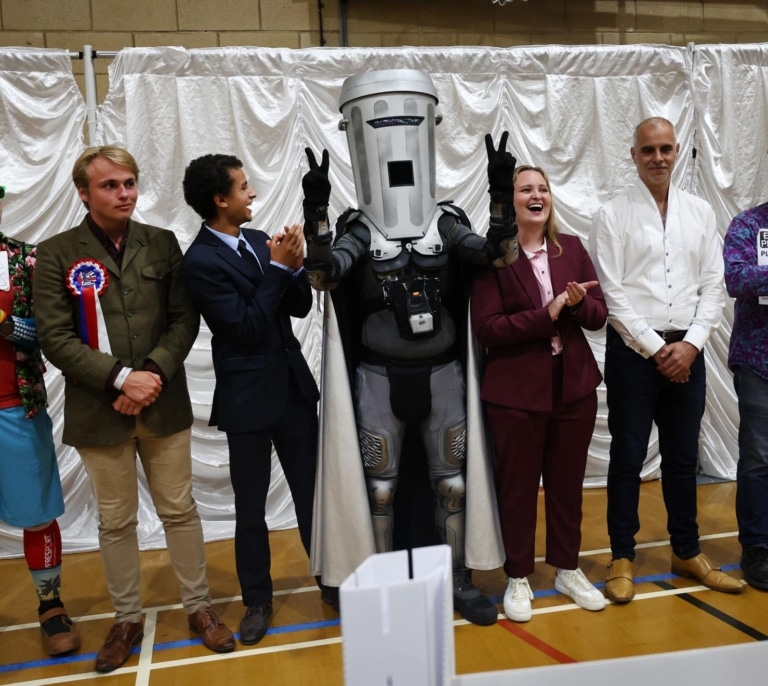 Farage recupera su escaño en Clacton pero el Conde Cara de Basura queda segundo con el 27% de los votos