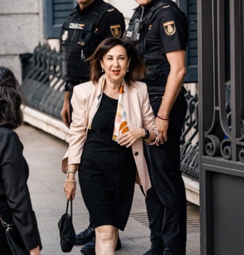 Siga en directo la comparecencia de Margarita Robles en el Congreso por [...]