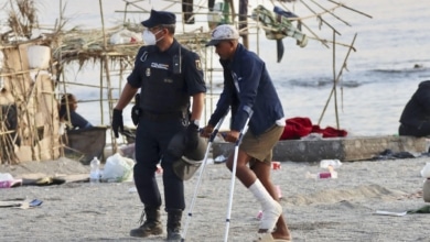 La Policía desaloja a más de 3.500 personas de la playa del Trampolín de Ceuta pero los primeros espacios temporales solo pueden albergar a la mitad