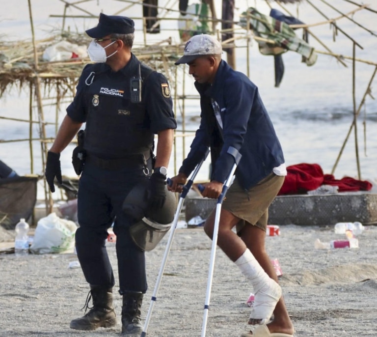 La Policía desaloja a más de 3.500 personas de la playa del Trampolín de Ceuta pero los primeros espacios temporales solo pueden albergar a la mitad