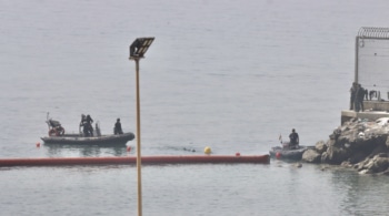 El Gobierno despliega una barrera de contención de 500 metros en el mar en el espigón de Ceuta