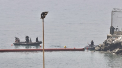 El Gobierno despliega una barrera de contención de 500 metros en el mar en el espigón de Ceuta