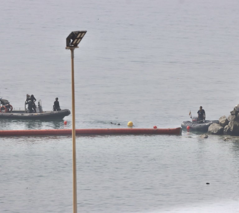 El Gobierno despliega una barrera de contención de 500 metros en el mar en el espigón de Ceuta