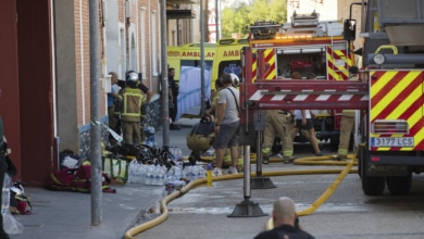 Mueren un bombero y un trabajador en el incendio de un taller mecánico en Calatorao (Zaragoza)