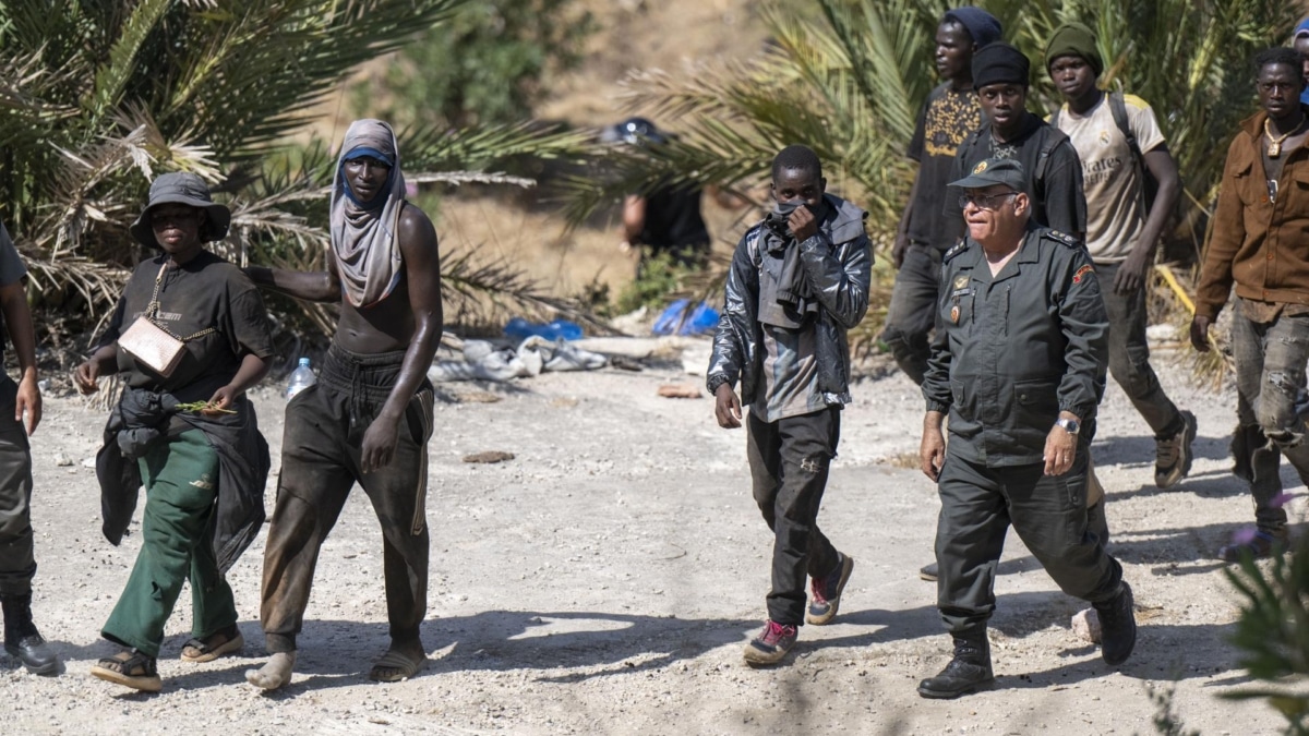 Las fuerzas de seguridad marroquíes vigilan mientras frustran los intentos de cientos de migrantes subsaharianos y sudaneses que se han reunido para entrar en la ciudad española de Ceuta en Fnideq (Castillejos), Marruecos.