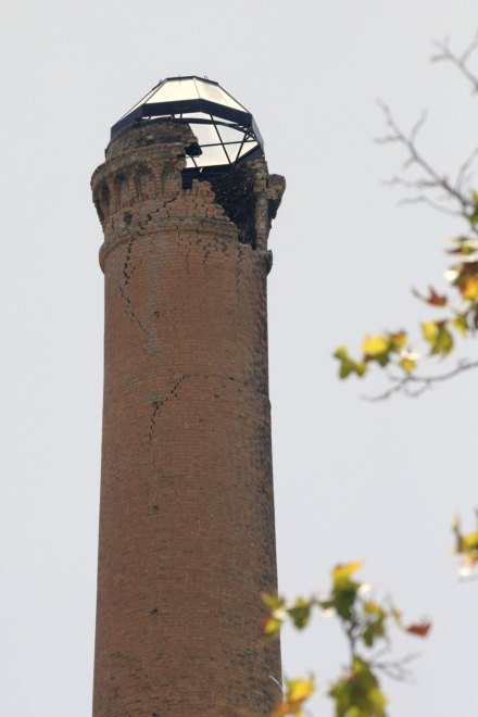 Daños en la torre de la Feria de Muestras de Armilla después de los numerosos terremotos registrados en Granada.