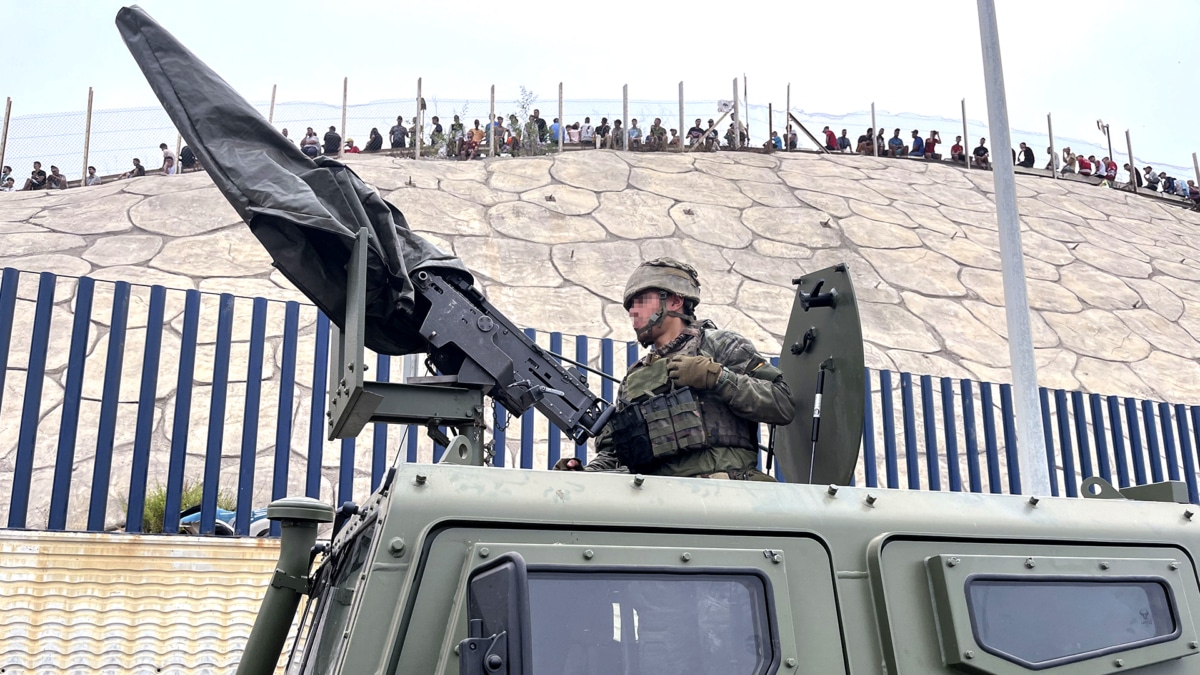 El ejército desplegado en la frontera del Tarajal en Ceuta.