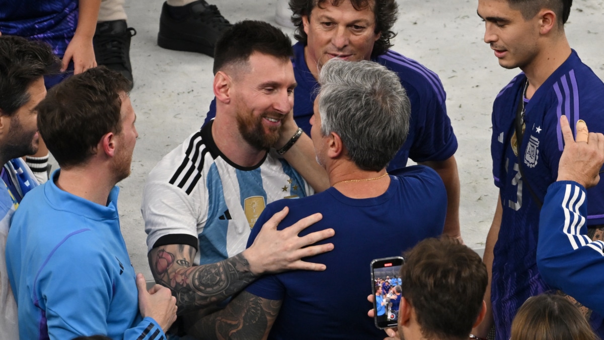 Leo Messi saluda a su padre durante el mundial de Qatar de 2022.