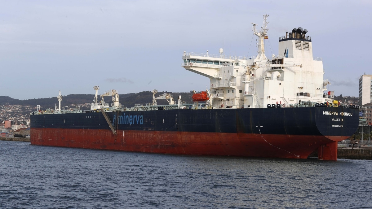 El petrolero 'Minerva Nounou' en el Puerto de Vigo en 2023.