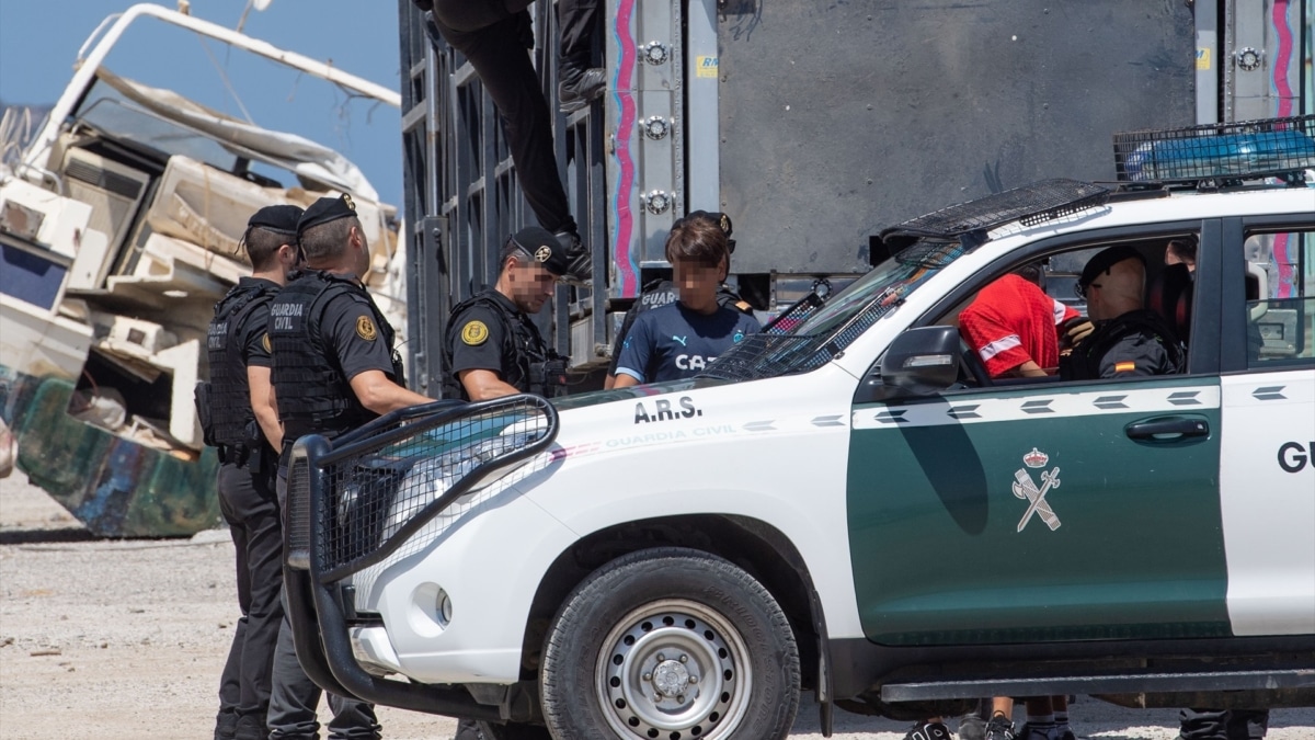 Agentes de la Guardia Civil detienen a un joven migrante que se encontraba escondido en las atracciones de feria para pasar a la península, durante la ‘Operación Feriante’, a 6 de agosto de 2024, en Ceuta