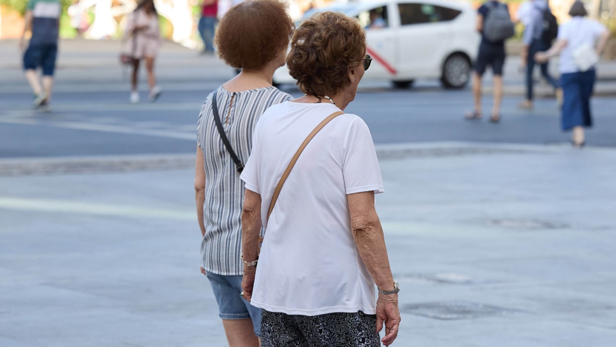 Dos señoras caminando.