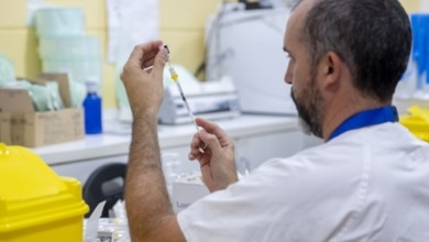 Sanidad convoca a las autonomías para articular el envío urgente de vacunas a Ceuta