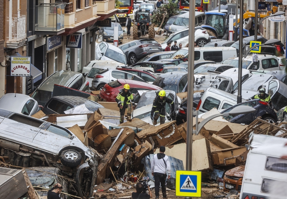 Decenas de coches amontonados, a 31 de octubre de 2024, en Sedaví, Valencia, Comunidad Valenciana.