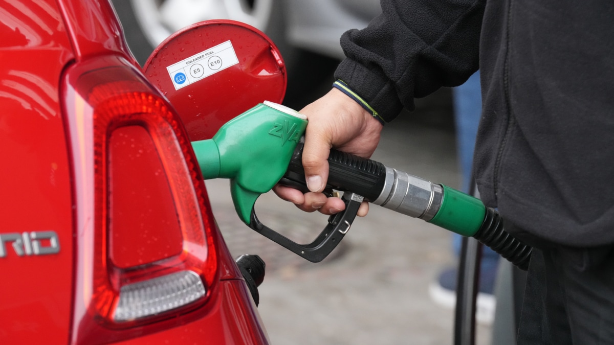 Una persona echa combustible a su coche.