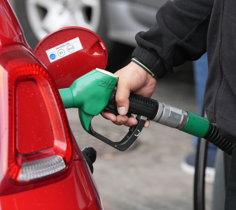 El Gobierno subirá la rebaja fiscal del gasóleo a 20 céntimos en septiembre por la escalada de su precio