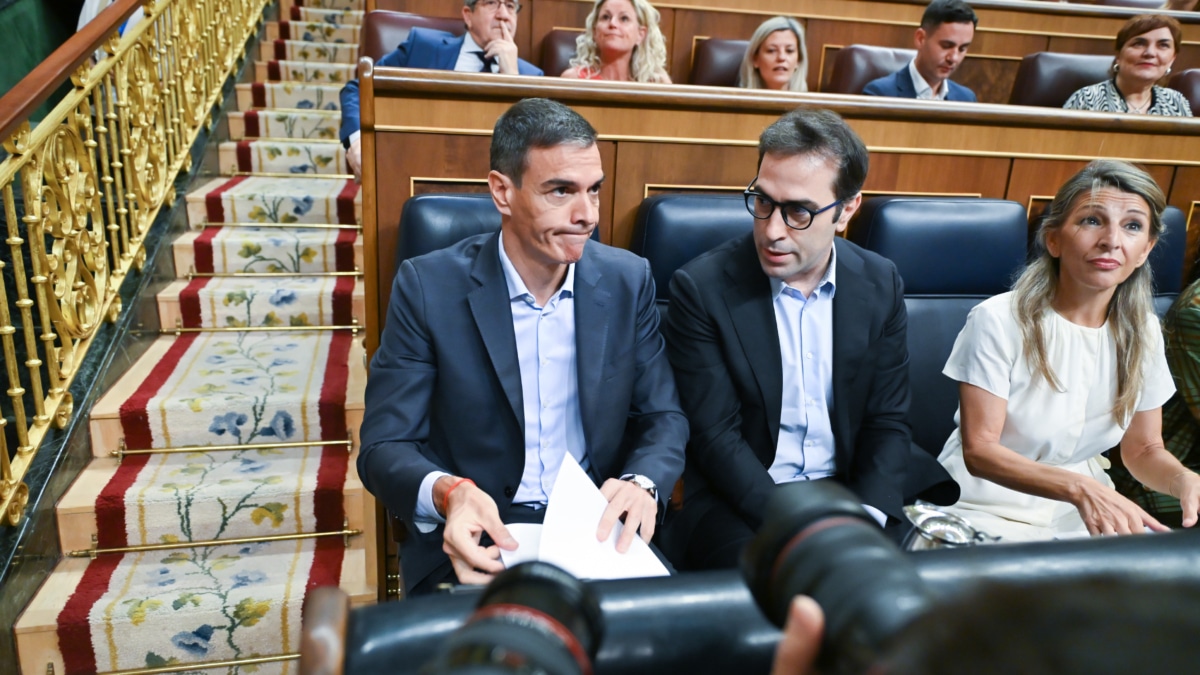 El presidente del Gobierno, Pedro Sánchez; el vicepresidente primero y ministro de Economía, Comercio y Empresa, Carlos Cuerpo, y la vicepresidenta segunda y ministra de Trabajo y Economía Social, Yolanda Díaz.