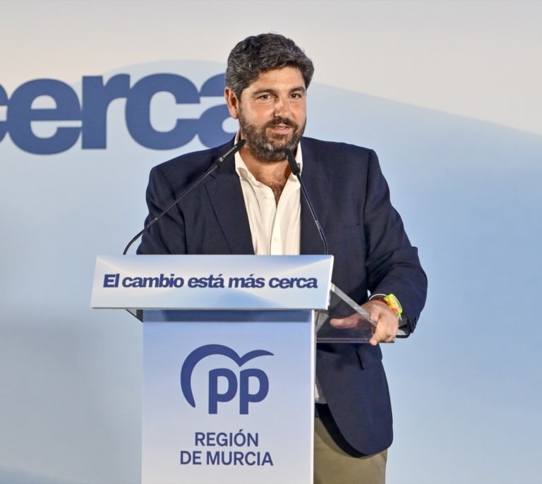 López Miras pide a Sánchez reforzar la vigilancia del litoral murciano ante la llegada de migrantes