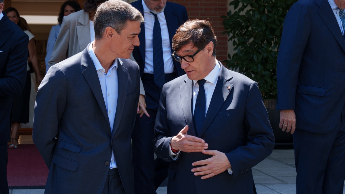 El presidente del Gobierno, Pedro Sánchez (i) y el president de la Generalitat de Catalunya, Salvador Illa.