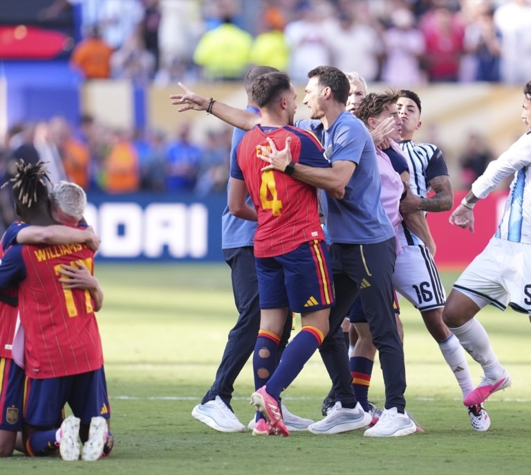La FIFA sanciona con diez partidos a Paredes por los incidentes de la final del Mundial y uno a Gavi