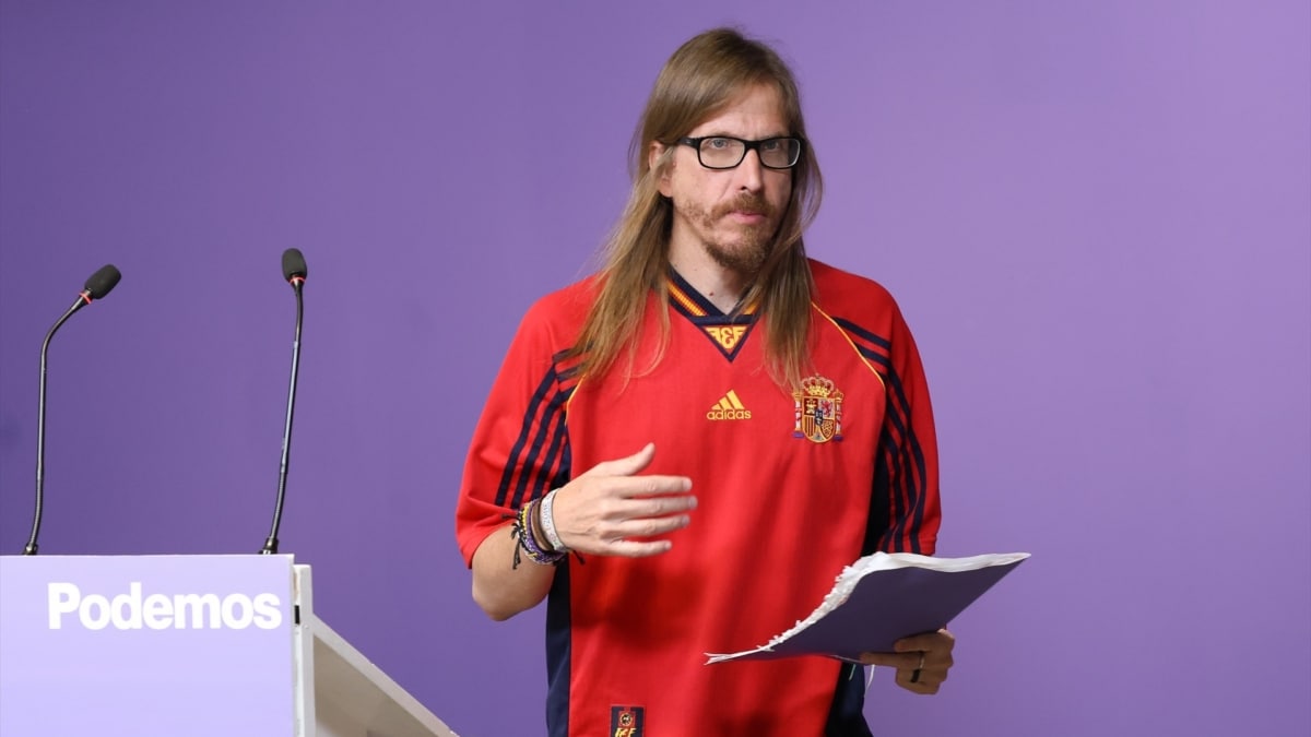 El secretario de Organización y portavoz de Podemos, Pablo Fernández, durante una rueda de prensa