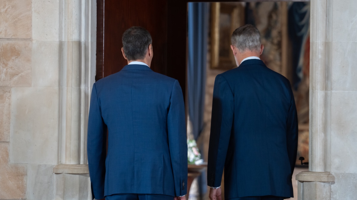 (Foto de ARCHIVO) El Rey Felipe VI (d) durante un despacho con el presidente del Gobierno, Pedro Sánchez (i), en el Palacio Real de la Almudaina, a 29 de julio de 2026, en Palma de Mallorca, Baleares (España). Javier Fernández / Europa Press 29 JULIO 2026;DESPACHO;REY;REALEZA;PALMA; 29/7/2026